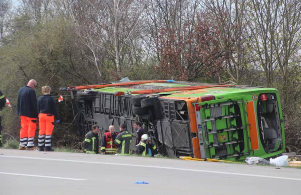 Γερμανία: Πάνω από 20 άτομα τραυματίστηκαν μετά από ανατροπή λεωφορείου σε αυτοκινητόδρομο