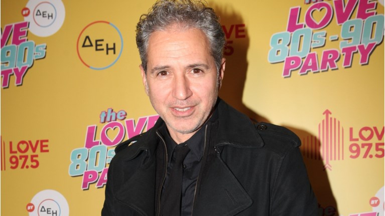 Δ.Κόκοτας: Ο στυλίστας του J2US αποκαλύπτει – «Στις πρόβες άρχισε να ιδρώνει και να μουδιάζει το χέρι του»