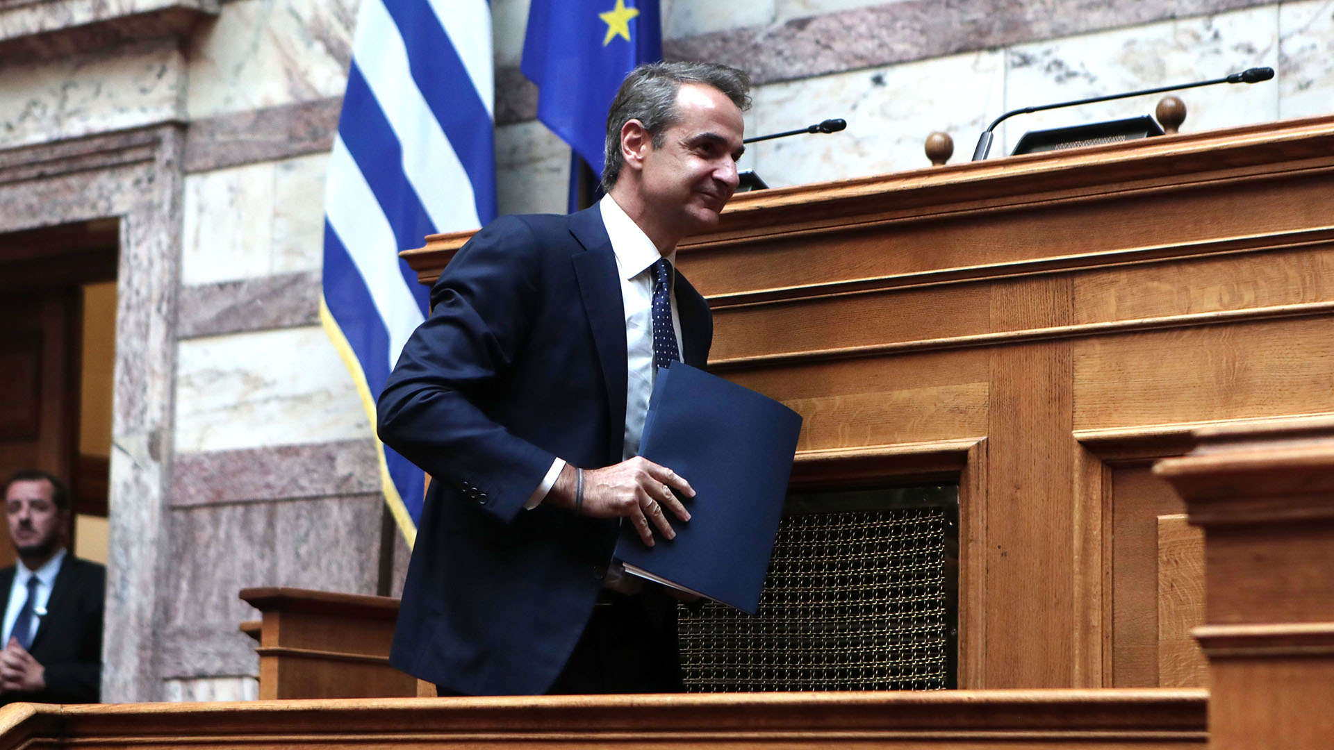 Πρόταση δυσπιστίας: Χωρίς να αντιμετωπίσει ουσιαστική πίεση η κυβέρνηση έχασε δύο υπουργούς