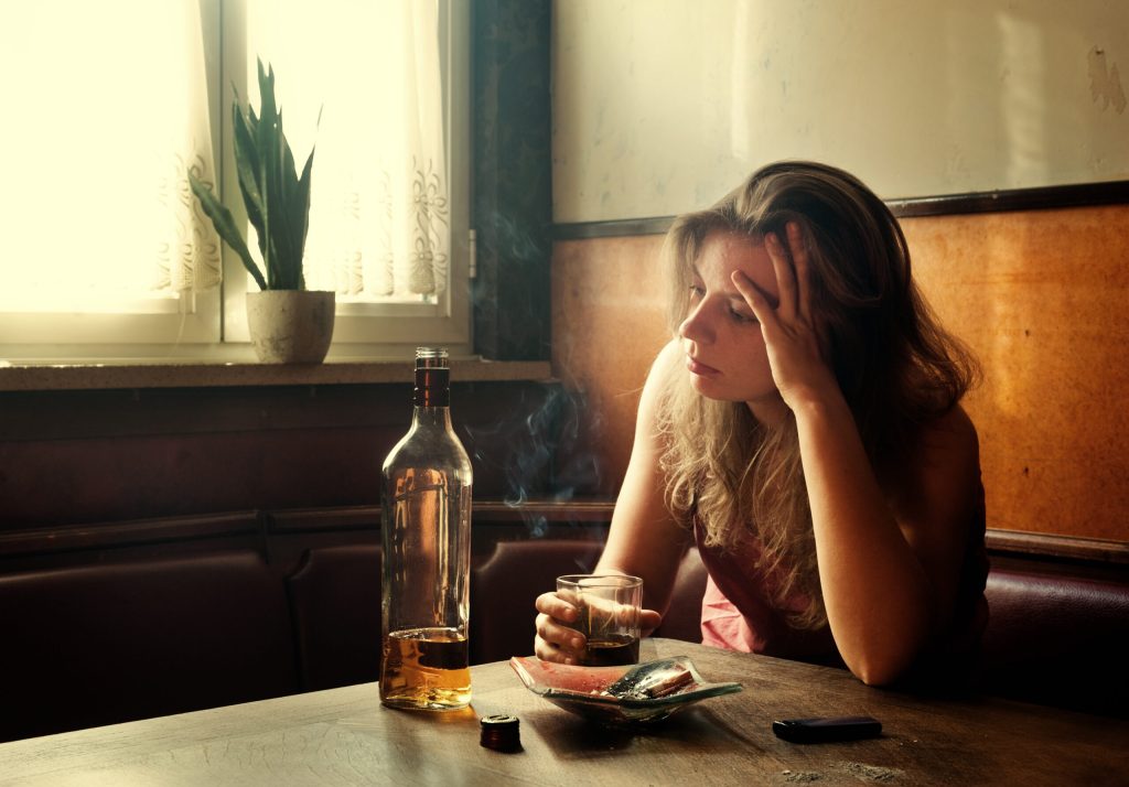 Νέα έρευνα αποκαλύπτει: Το αλκοόλ αυξάνει τον κίνδυνο στεφανιαίας νόσου στις γυναίκες