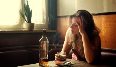 Νέα έρευνα αποκαλύπτει: Το αλκοόλ αυξάνει τον κίνδυνο στεφανιαίας νόσου στις γυναίκες