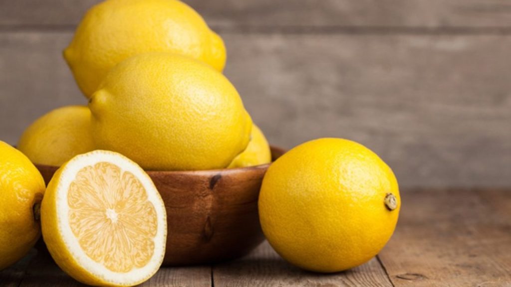 Τόσα χρόνια στύβαμε το λεμόνι με λάθος τρόπο – Αυτό είναι το κόλπο για τέλειο στύψιμο (βίντεο)