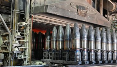 Ρωσία: Ενισχύεται η παραγωγή πυρομαχικών – Διπλασιασμός των εισαγωγών πρώτων υλών παραγωγής πυρίτιδας
