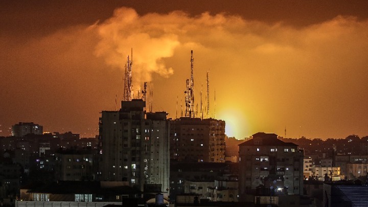 Σφοδροί ισραηλινοί βομβαρδισμοί στη Συρία – Σκοτώθηκαν τουλάχιστον 36 στρατιωτικοί