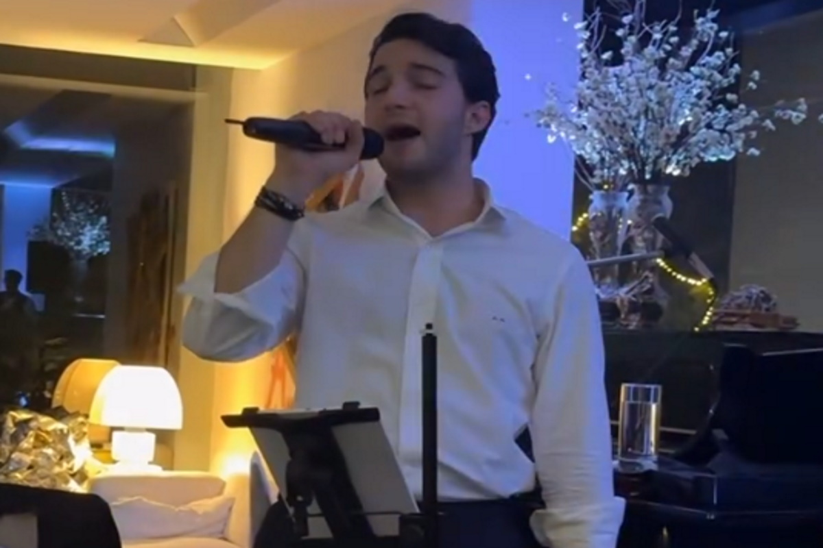 Ο γιος του Κ.Καραμανλή και της Ν.Παζαΐτη, Αλέξανδρος, τραγουδά Στράτο Διονυσίου