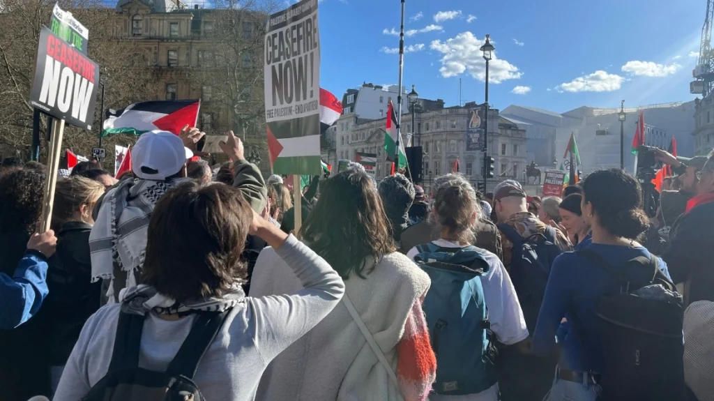 Μεγάλη διαδήλωση στο Λονδίνο υπέρ της κατάπαυσης του πυρός στη Λωρίδα της Γάζας (βίντεο) 