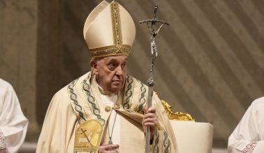 Πάσχα Καθολικών: Ο πάπας Φραγκίσκος χοροστάτησε με τρεμάμενη φωνή στην αγρυπνία στο Βατικανό