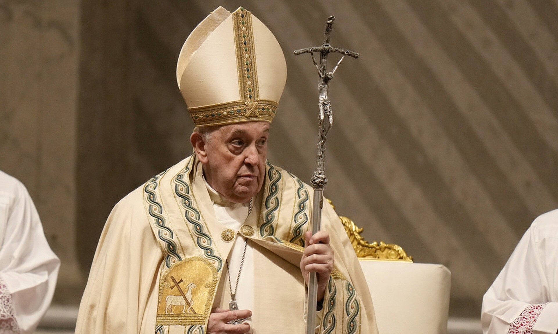 Πάσχα Καθολικών: Ο πάπας Φραγκίσκος χοροστάτησε με τρεμάμενη φωνή στην αγρυπνία στο Βατικανό