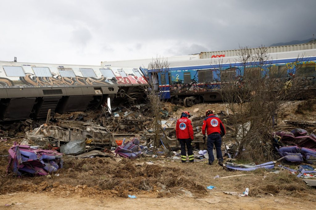 Σφαγή στα Τέμπη: «Θα ρωτούσα τον κύριο Καραμανλή γιατί δεν έκλεισε τα τρένα» λέει πατέρας θύματος