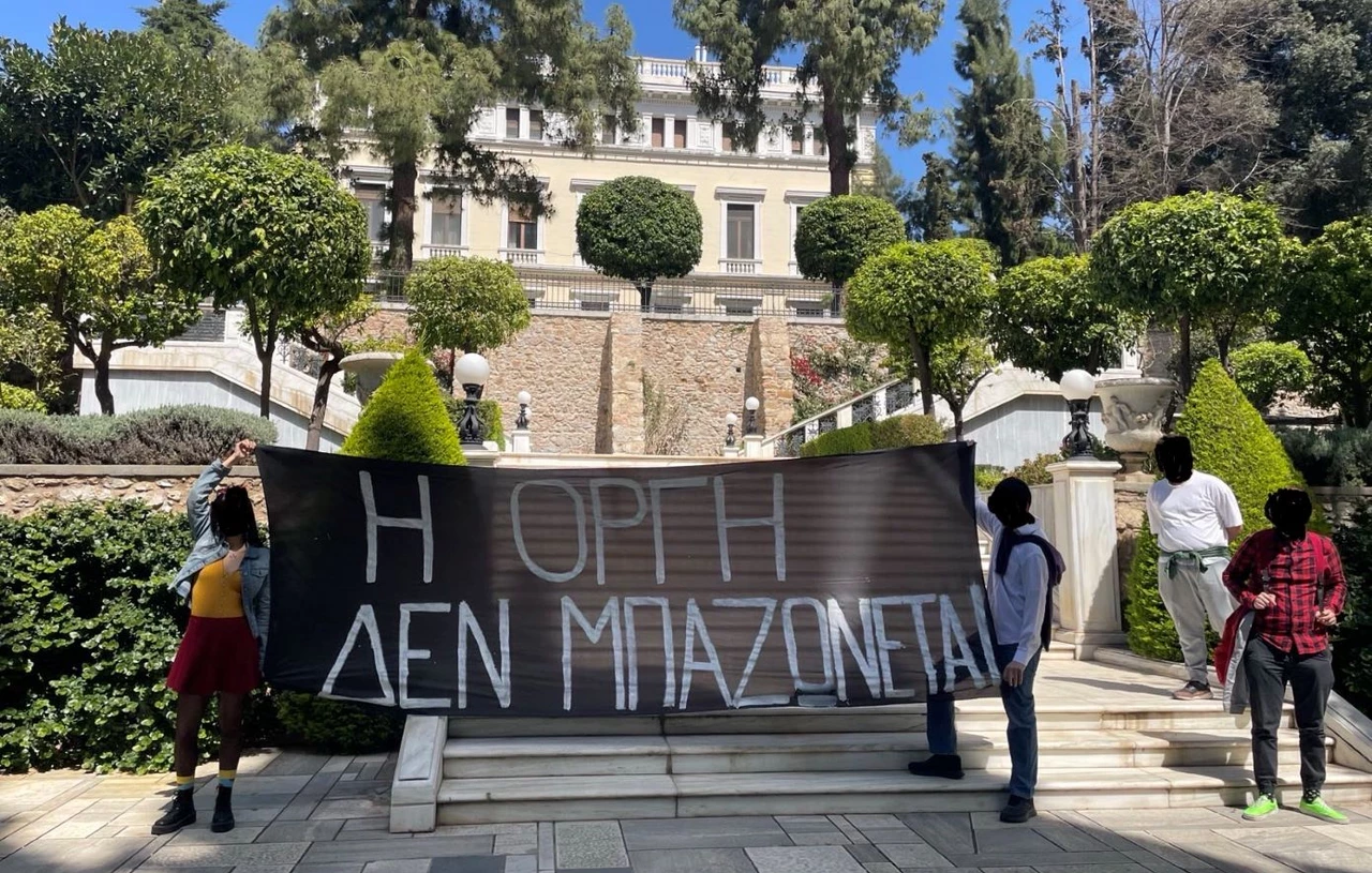 Για ποια ασφάλεια μιλάνε: Μέλη του Ρουβίκωνα μπήκαν σε Βουλή και Προεδρικό Μέγαρο! – Άνοιξαν πανό για τα Τέμπη (φώτο)