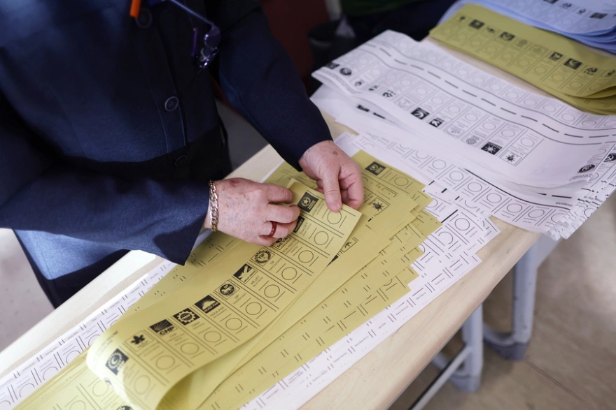 Δημοτικές εκλογές στην Τουρκία: Σχεδόν ένα μέτρο μήκος έχει το ψηφοδέλτιο στην Κωνσταντινούπολη (φώτο)