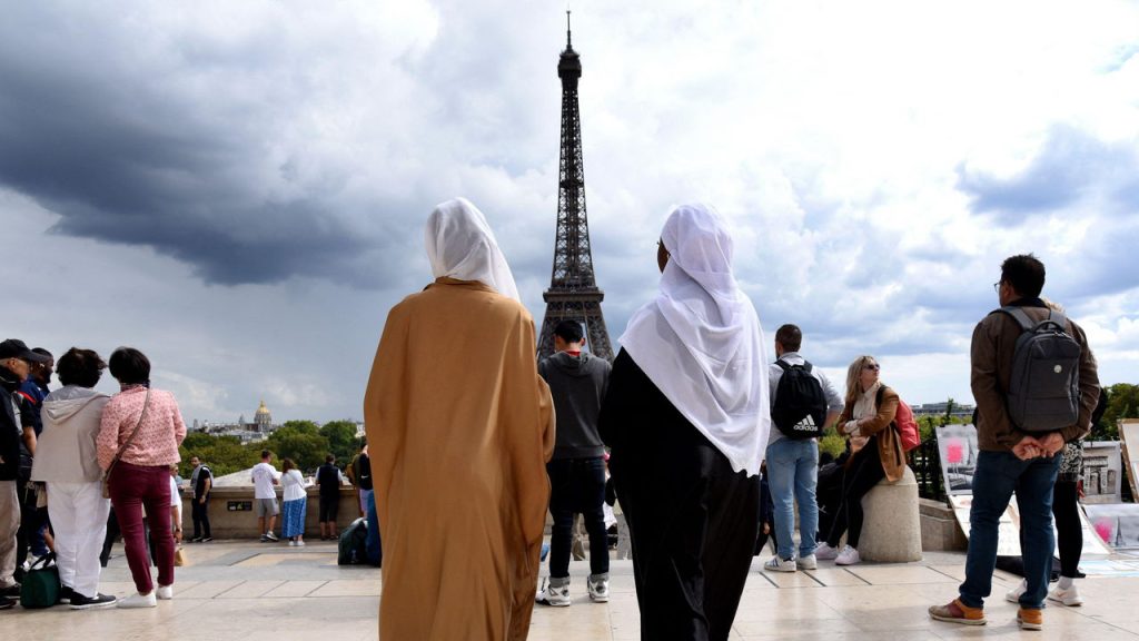 Γαλλία: Δολοφονίες και απειλές καθηγητών λόγω αντίδρασης σε ισλαμική μαντήλα και ισλαμιστές