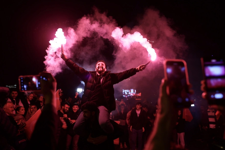 Τουρκία: Εκατοντάδες πολίτες ξεχύθηκαν στους δρόμους για τη νίκη του Ε.Ιμάμογλου (φωτο) 