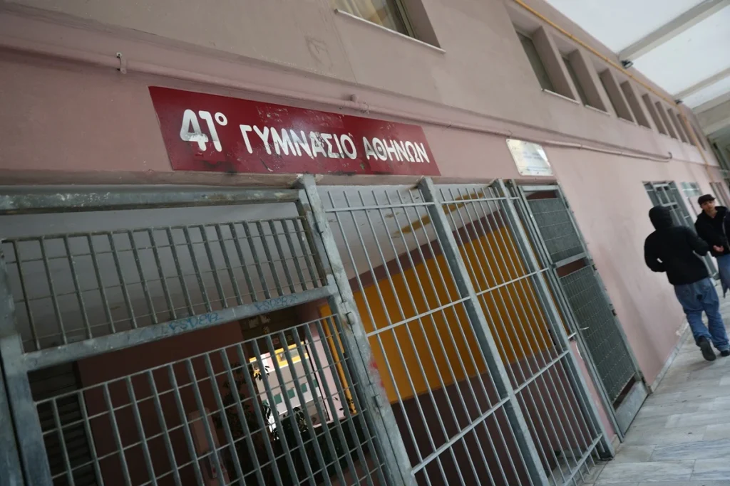 Προφυλακίστηκε ο 19χρονος Γεωργιανός για την δολοφονική επίθεση στην Κυψέλη – Επιτέθηκε με σφυρί σε μαθητή και μαχαίρωσε διευθυντή