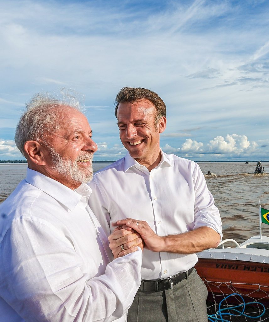 Τα social media κατά του Ε.Μακρόν για το πολυτελές ταξίδι στην Βραζιλία