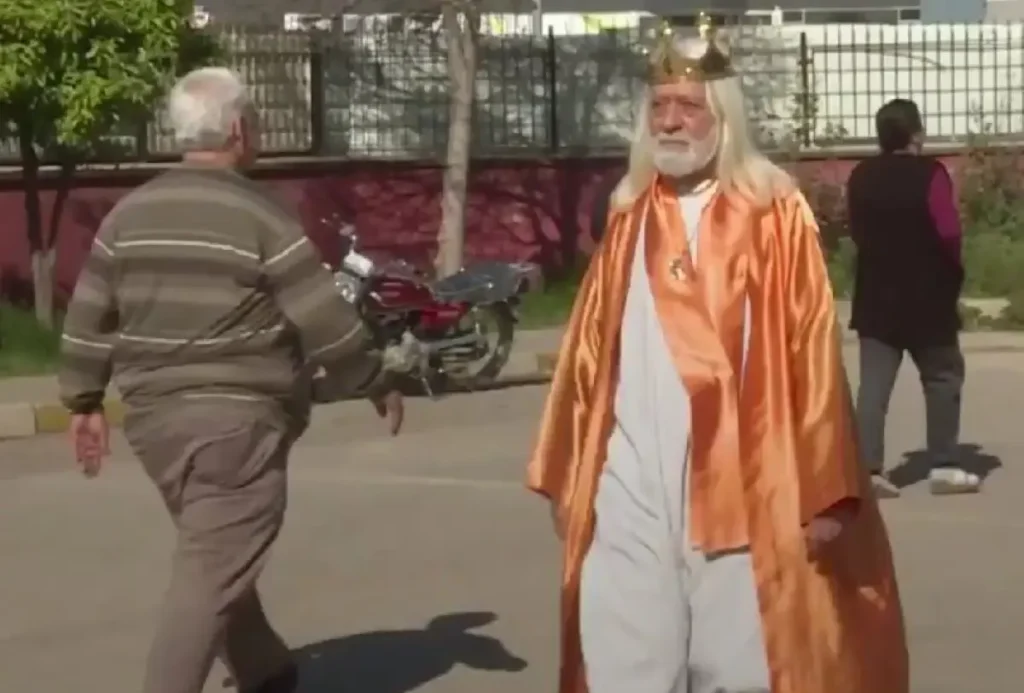 Τουρκία: Με τη δική του ξεχωριστή αμφίεση ψήφισε στις δημοτικές εκλογές ο «Βασιλιάς των Αδάνων» (βίντεο)