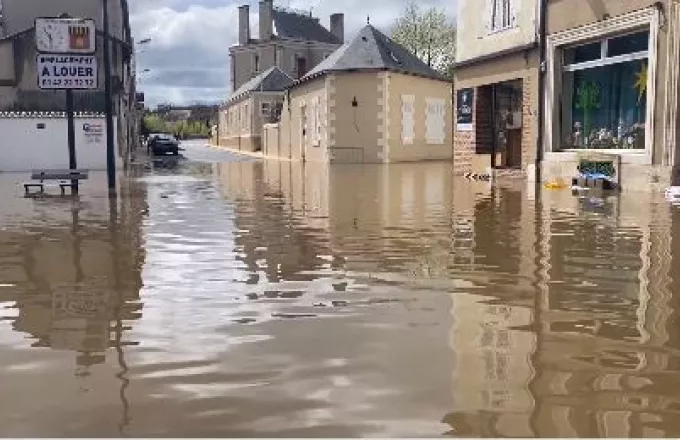 Γαλλία: «Βυθίστηκε» η Μονμοριγιόν μετά από έντονες βροχοπτώσεις (βίντεο) 