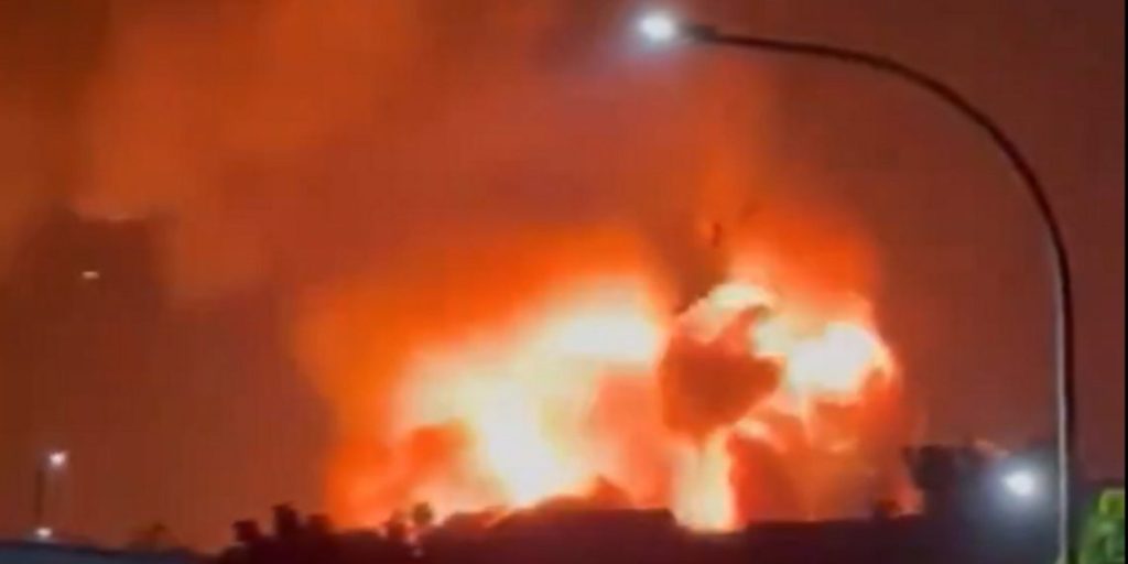 Η πυροσβεστική έσβησε μεγάλη πυρκαγιά σε αποθήκη πυρομαχικών του στρατού της Ινδονησία