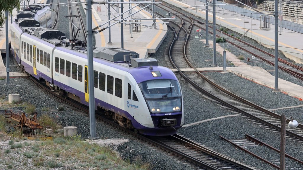 Hellenic Train: Ακινητοποιήθηκε τρένο στον Άγιο Στέφανο – Προσέκρουσε σε δένδρο που έπεσε στις γραμμές
