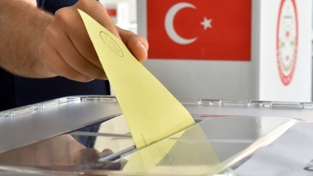 Άνοιξαν οι κάλπες για τις δημοτικές εκλογές στην Τουρκία – Τι δείχνουν οι δημοσκοπήσεις