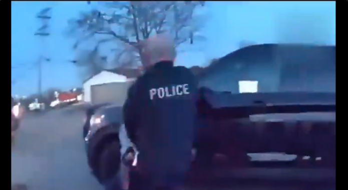 ΗΠΑ: Η στιγμή που αστυνομικός πετά βίαια στο έδαφος ύποπτο με χειροπέδες (βίντεο)