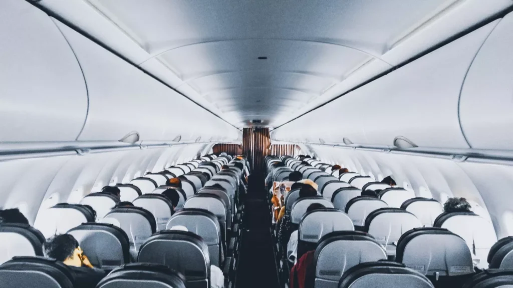 Αναρωτιέστε γιατί λείπει η 13η σειρά καθισμάτων στα αεροπλάνα; Αεροσυνοδός εξηγεί το λόγο