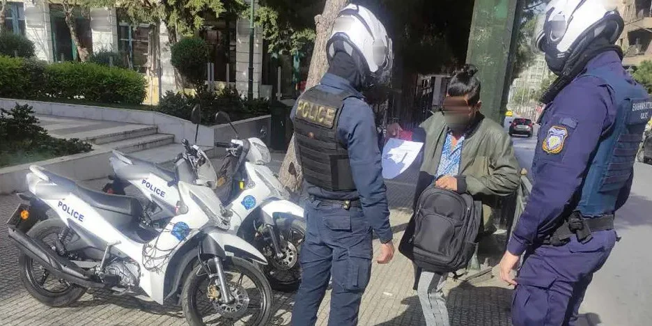 ΕΛ.ΑΣ.: 57 συλλήψεις και 171 προσαγωγές σε επιχείρηση για την αντιμετώπιση της παραβατικότητας στην Αθήνα – Δείτε φωτογραφίες