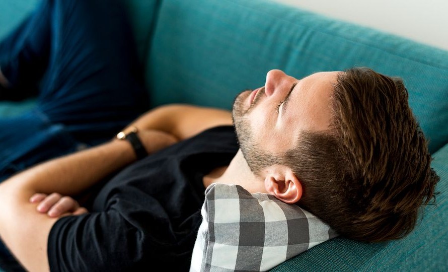Τι κίνδυνο κρύβει για την πίεσή σας ο ύπνος που διαρκεί λιγότερες από επτά ώρες