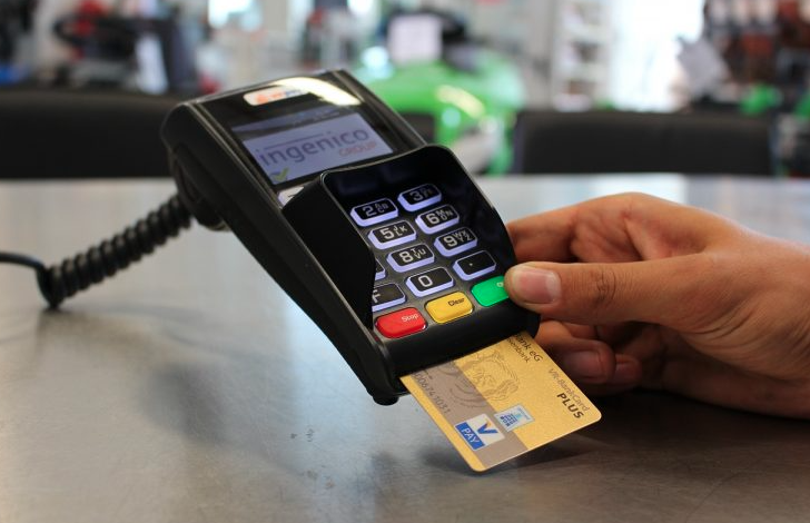POS: Σε ισχύ από σήμερα η πληρωμή με κάρτα – Οι «καμπάνες» στους 35 κλάδους του λιανεμπορίου