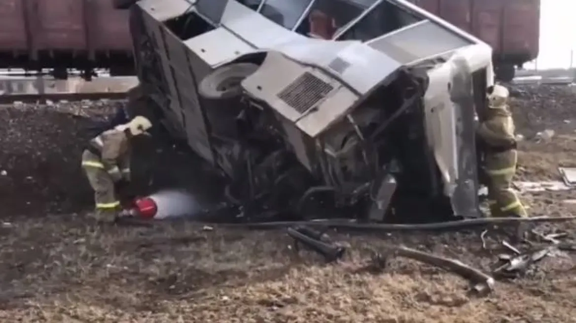Ρωσία: Τουλάχιστον οκτώ άνθρωποι σκοτώθηκαν από τη σύγκρουση επιβατικής αμαξοστοιχίας με λεωφορείο