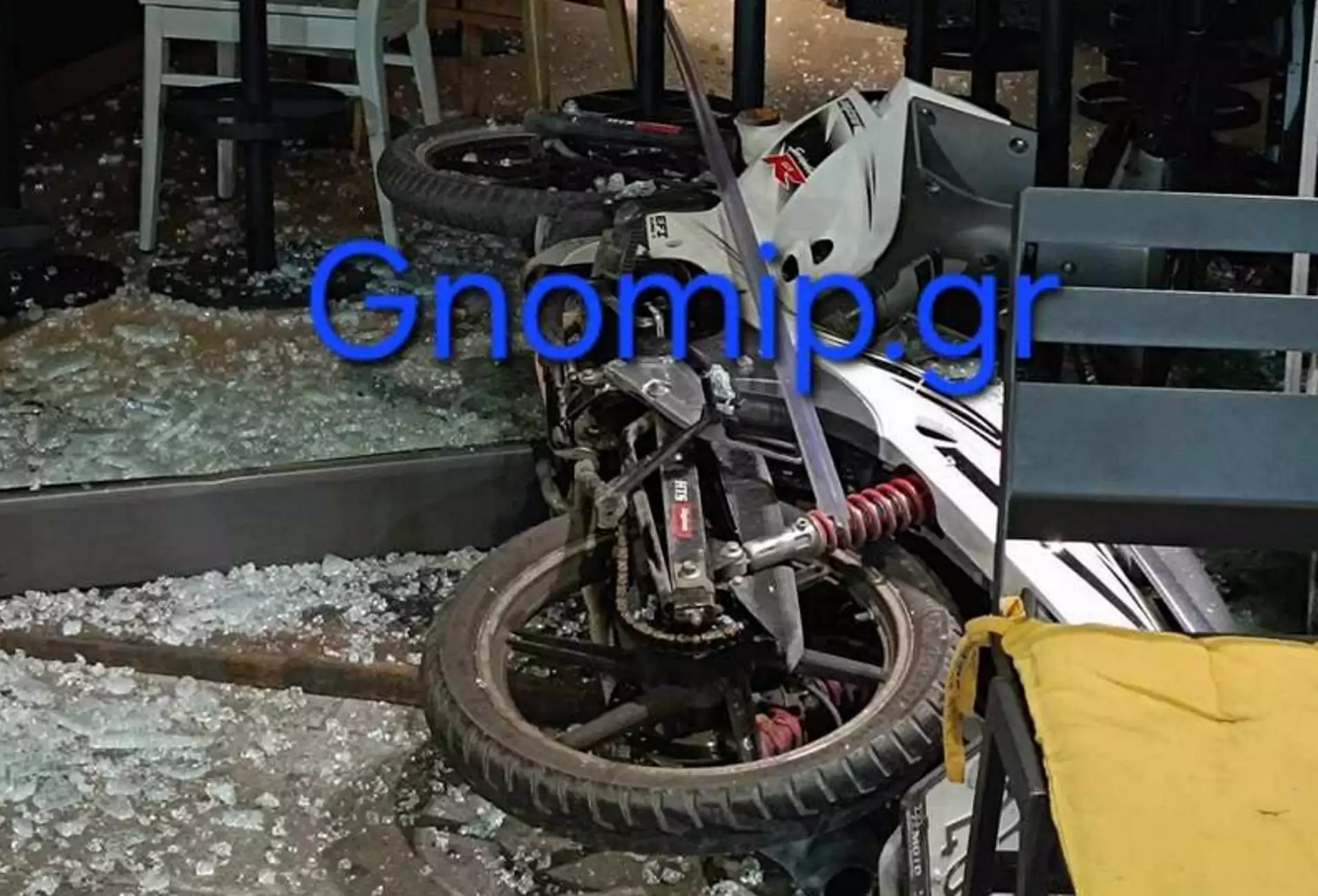 Πρωτοφανές τροχαίο στην Πάτρα: Ντελιβεράς πέρασε μέσα από την τζαμαρία στην καφετέρια που εργαζόταν