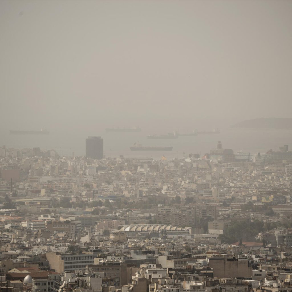 Πνευμονολόγοι προειδοποιούν για την αφρικανική σκόνη: Οι ομάδες που πρέπει να φορούν μάσκα