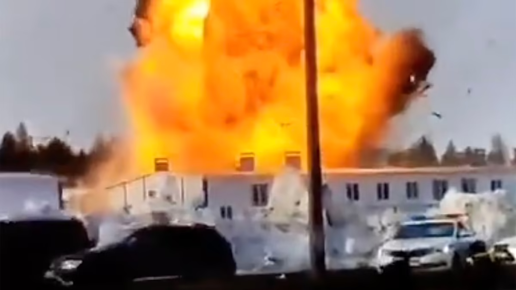 Η Ουκρανία επιτέθηκε σε ρωσικό εργοστάσιο παραγωγής drones και διυλιστήριο πετρελαίου στη Ρωσία – 13 τραυματίες (βίντεο) (upd)