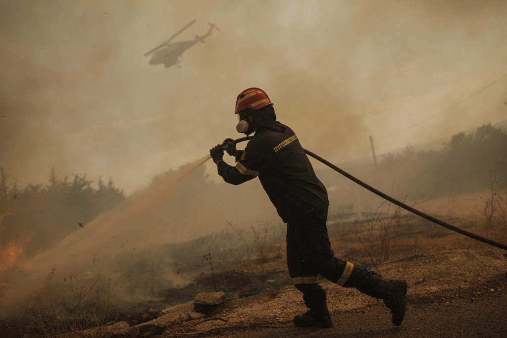 Φωτιά στα Πιέρια Όρη: Τραυματίστηκε εθελοντής πυροσβέστης – Προσπαθούσε να κόψει κορμούς δέντρου με αλυσοπρίονο