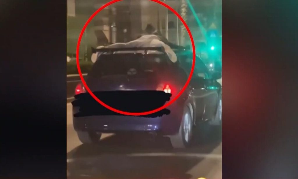 Λεωφόρος Ποσειδώνος: Νεαρός γαντζώθηκε σε οροφή αυτοκινήτου