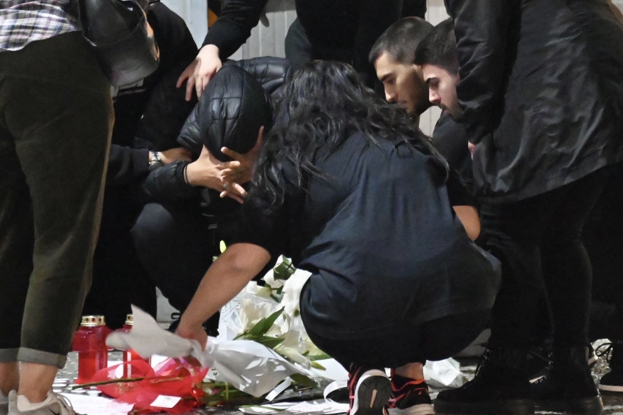 Σπαραγμός από συγγενείς της 28χρονης Κυριακής στο σημείο της δολοφονίας στους Αγίους Αναργύρους (φωτο) 