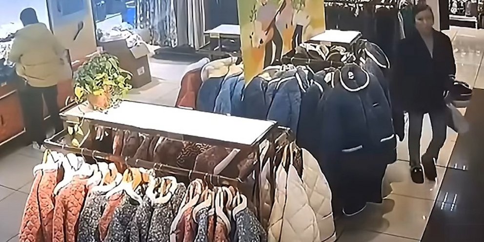 Κίνα: Πελάτισσα «έχασε τη γη κάτω από τα πόδια της» σε κατάστημα ρούχων – Κατέρρευσε το πάτωμα (βίντεο)