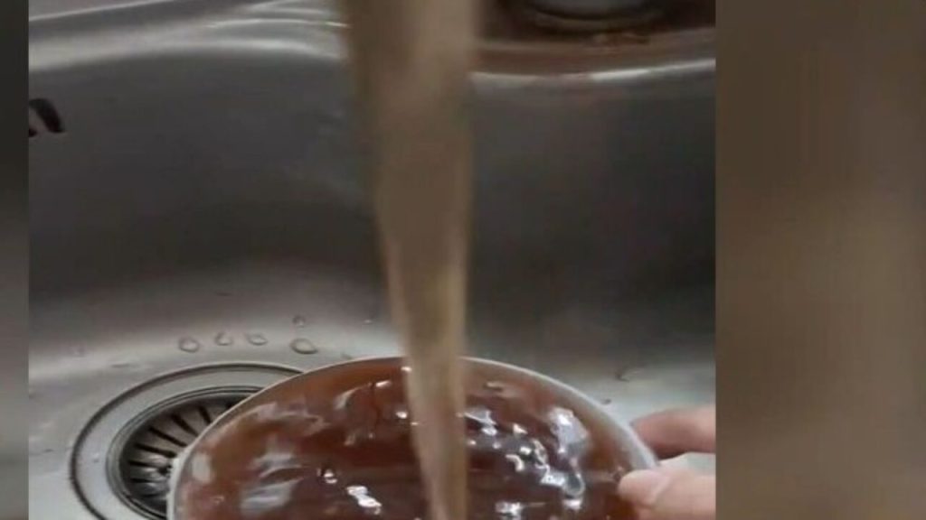 Μελισσοχώρι Θεσσαλονίκης: Τρέχει νερό με λάσπη από τις βρύσες εδώ και δύο χρόνια