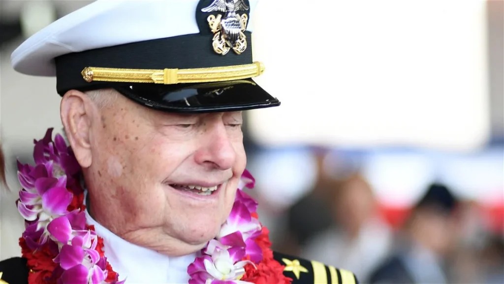 «Έφυγε» στα 102 του ο τελευταίος επιζών αμερικανικού πολεμικού πλοίου που βύθισαν οι Ιάπωνες στο Περλ Χάρμπορ