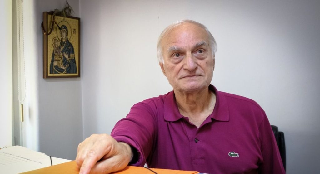 Μικρή βελτίωση για τον Μανώλη Μαυρομμάτη και τη σύζυγό του – Του αφαίρεσαν την τραχειοστομία