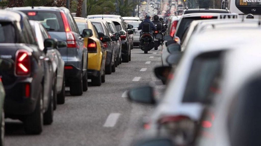 Μεγάλο μποτιλιάρισμα στον Κηφισό μετά από φωτιά σε αυτοκίνητο κοντά στο ΣΕΦ