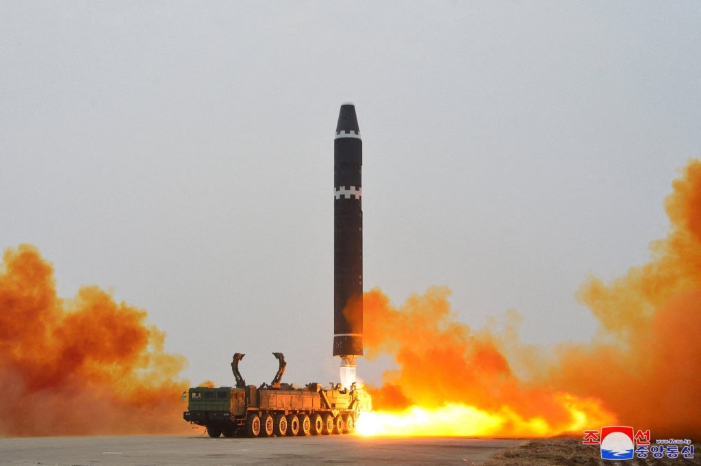 Η Βόρεια Κορέα εκτόξευσε βαλλιστικό πύραυλο – Κατέπεσε στη θάλασσα