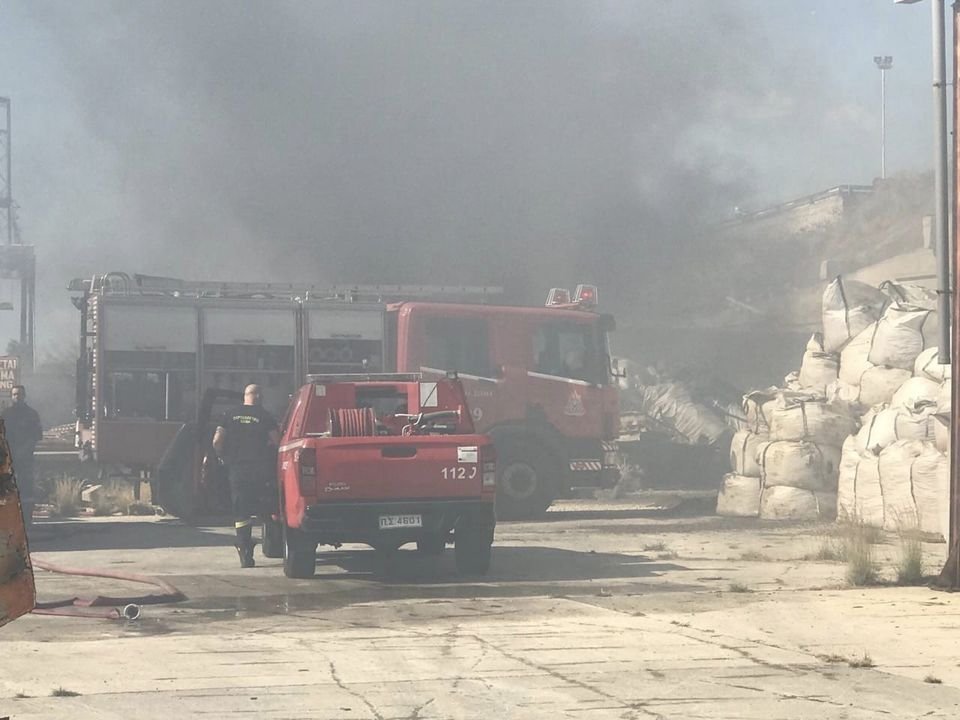 Φωτιά δίπλα στην Cosco στο Πέραμα – Δεν απειλούνται σπίτια