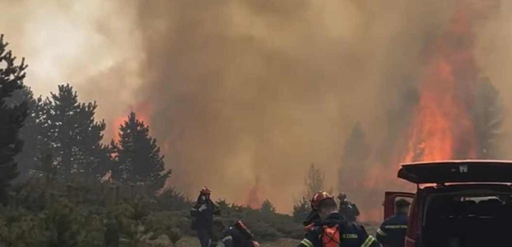 Καίει για τρίτη ημέρα η φωτιά στα Πιέρια Όρη – Έντονη ανησυχία