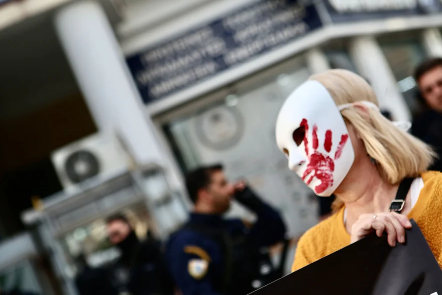 Συγκέντρωση διαμαρτυρίας έξω από το Α.Τ. Αγίων Αναργύρων για την δολοφονίας της 28χρονης (φωτο) 