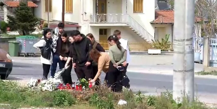 Βέροια: Συμφοιτητές της 21χρονης άφησαν λουλούδια και άναψαν κεριά στο σημείο του δυστυχήματος (φωτο) 