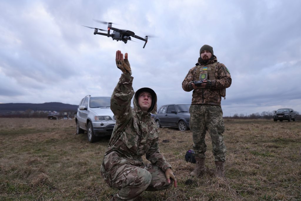 Ουκρανοί πετούν με drone χειροβομβίδα σε τραυματισμένο Ρώσο στρατιώτη αλλά… (βίντεο)