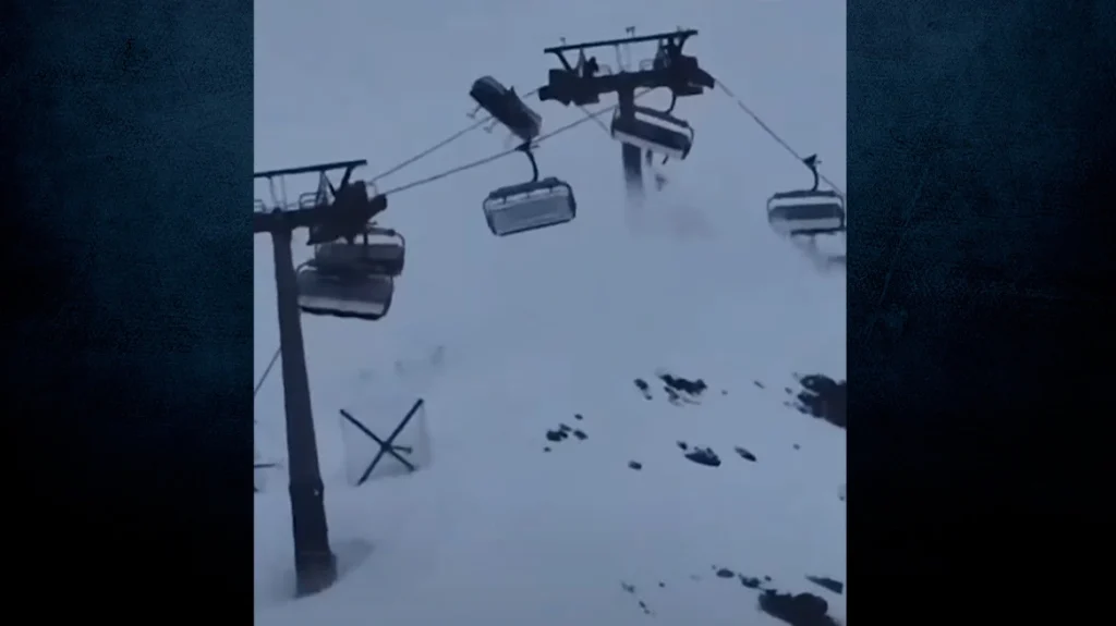 Χάος σε χιονοδρομικό της Ιταλίας: Θυελλώδεις άνεμοι απειλούν να αναποδογυρίσουν λιφτ (βίντεο)