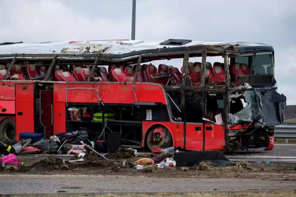Νιγηρία: Φορτηγό προσέκρουσε σε σταθμευμένο λεωφορείο και πήρε φωτιά – Τουλάχιστον 13 νεκροί