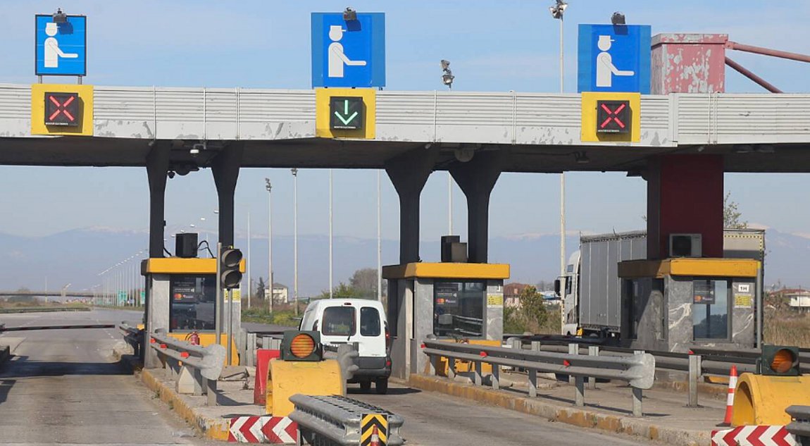 Διόδια στους ελληνικούς δρόμους – Αυτοί είναι οι οδηγοί που μπορούν να περάσουν δωρεάν